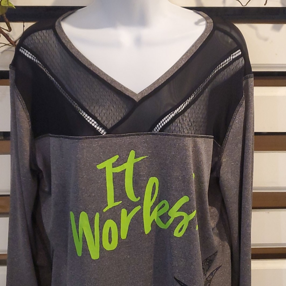 IT WORKS tshirt.    #2061